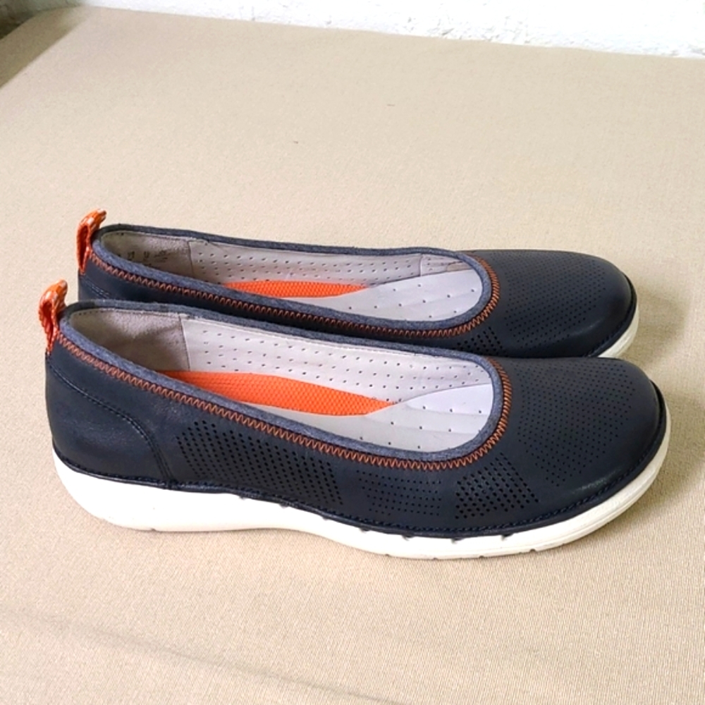 Clarks Artisan Leather Flats NWOT Black Size 7.5M